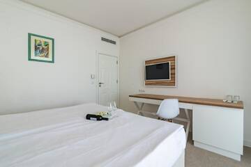 Фото номера Двухместный номер с 1 кроватью, вид на сад Курортные отели Nympha Hotel, Riviera Holiday Club - All Inclusive г. Золотые Пески 3