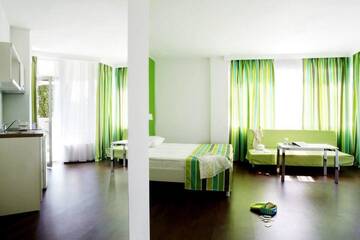 Фото номера Апартаменты с 1 спальней (2 взрослых + 3 детей) Отель Green Park Hotel г. Золотые Пески 2