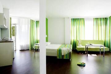 Фото номера Апартаменты с 1 спальней (2 взрослых + 3 детей) Отель Green Park Hotel г. Золотые Пески 4