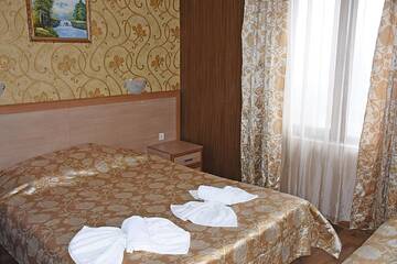 Фото номера Трехместный номер Отель Hotel Toro Negro г. Золотые Пески 3
