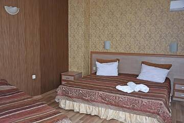 Фото номера Трехместный номер Отель Hotel Toro Negro г. Золотые Пески 7