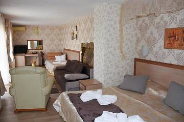 Фото номера Трехместный номер Отель Hotel Toro Negro г. Золотые Пески 9