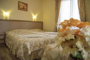 Фото номера Трехместный номер Отель Hotel Toro Negro г. Золотые Пески 12
