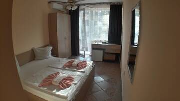 Фото номера Двухместный номер с 1 кроватью и балконом Отель Hotel Angy г. Золотые Пески 4