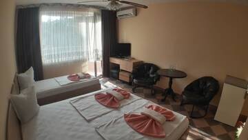 Фото номера Трехместный номер с балконом Отель Hotel Angy г. Золотые Пески 4