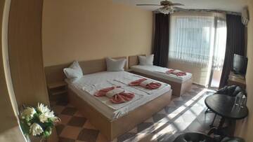 Фото номера Трехместный номер с балконом Отель Hotel Angy г. Золотые Пески 5