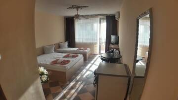 Фото номера Трехместный номер с балконом Отель Hotel Angy г. Золотые Пески 6