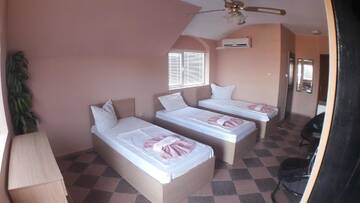 Фото номера Трехместный номер с балконом Отель Hotel Angy г. Золотые Пески 3