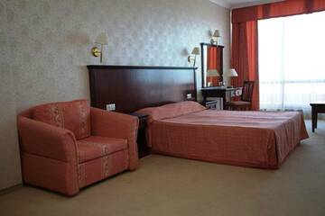 Фото номера Двухместный номер с 2 отдельными кроватями и балконом Отель Hotel Gladiola Star г. Золотые Пески 5