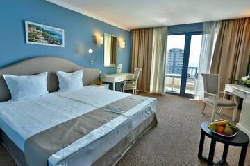 Фото номера Трехместный номер с балконом и видом на парк Отель Sofia Hotel - All Inclusive г. Золотые Пески 2