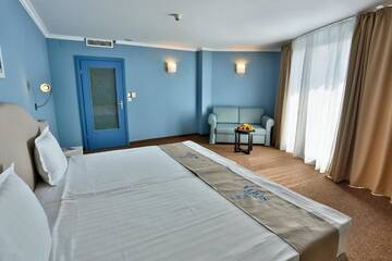Фото номера Трехместный номер с балконом и видом на парк Отель Sofia Hotel - All Inclusive г. Золотые Пески 4