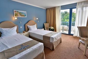 Фото номера Трехместный номер с балконом и видом на море Отель Sofia Hotel - All Inclusive г. Золотые Пески 9