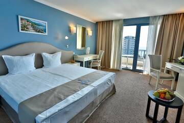 Фото номера Трехместный номер с балконом и видом на море Отель Sofia Hotel - All Inclusive г. Золотые Пески 6