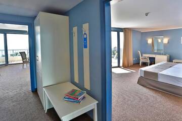Фото номера Люкс с 2 спальнями, с балконом и видом на море Отель Sofia Hotel - All Inclusive г. Золотые Пески 4