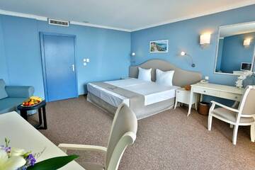 Фото номера Люкс с 2 спальнями, с балконом и видом на море Отель Sofia Hotel - All Inclusive г. Золотые Пески 5