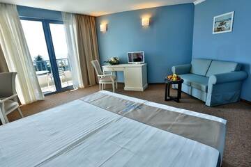 Фото номера Трехместный номер с балконом и видом на море Отель Sofia Hotel - All Inclusive г. Золотые Пески 2