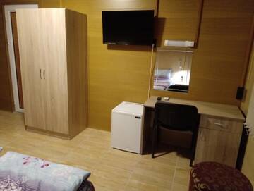Фото номера Двухместный номер с 1 кроватью или 2 отдельными кроватями, вид на сад Гостевой дом Family Hotel GLOBUS г. Золотые Пески 4